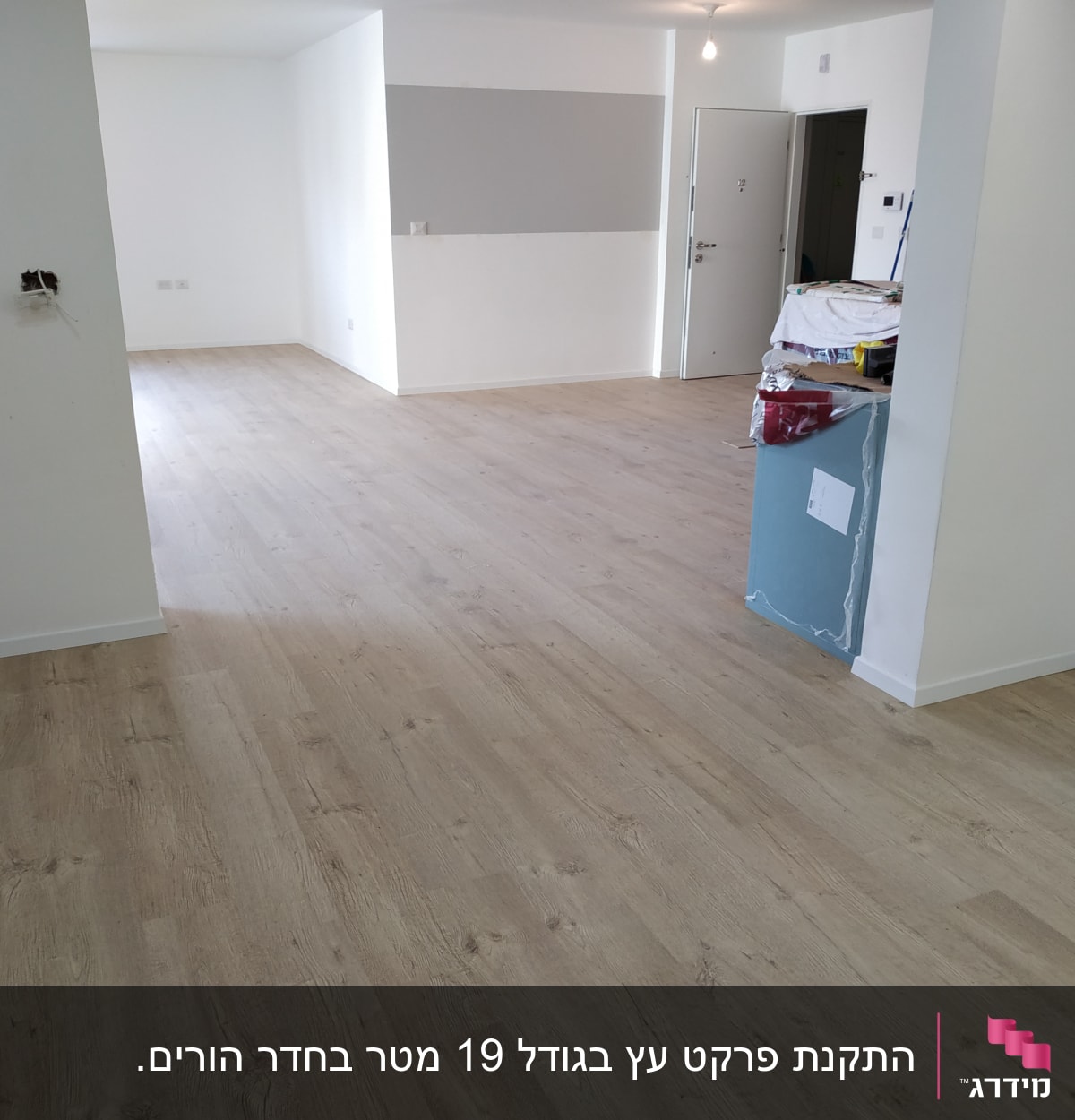 רצפת פרקט עץ בהירה בחדר ריק